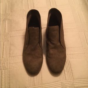 Indigo Rd. Size 8 olive/brown booties